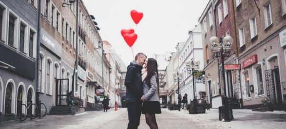 11 Little Ways To Increase Your Chemistry On A First Date, According To An Expert