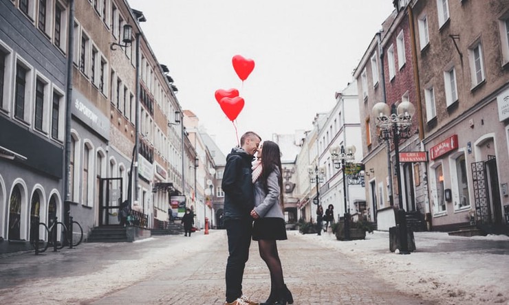 11 Little Ways To Increase Your Chemistry On A First Date, According To An Expert